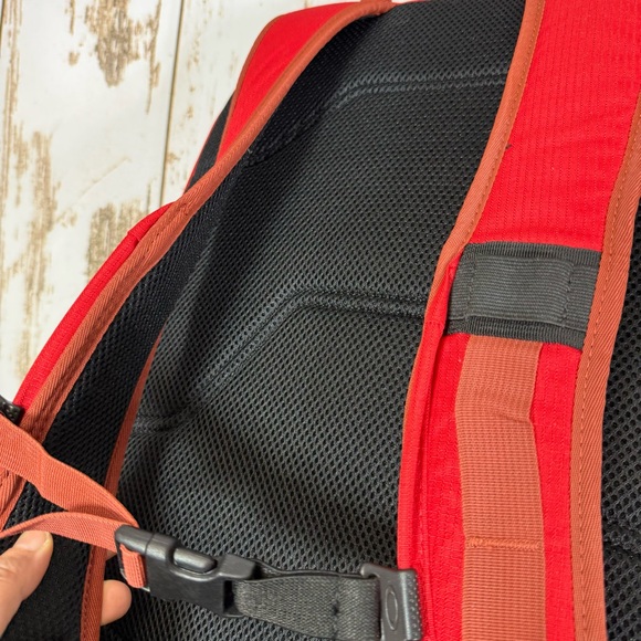 Oakley Works Pack 35L. Men's Backpack in Red and Black. Excellent condition! - Picture 6 of 11